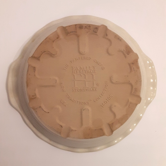 PAMPERED CHEF - Family Heritage Stoneware- Ruffled Baking Dish #160105. - Picture 4 of 10